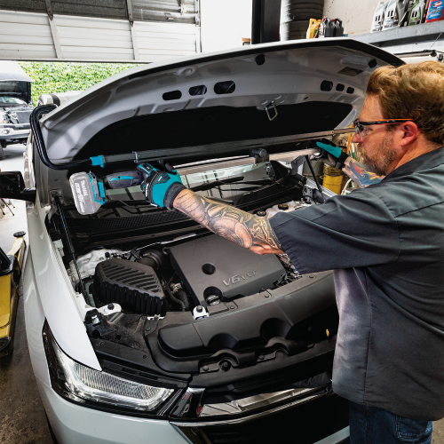 Makita DML818 Feature Shot (adjustment) - Thumbnail