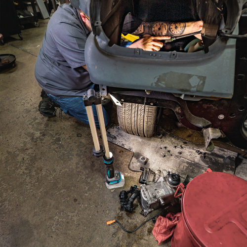 Makita DML818 Beauty Shot 3 - Thumbnail