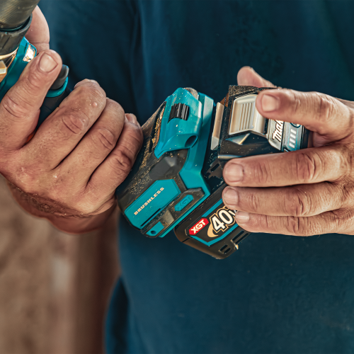 Makita GPH01D Feature Shot (battery installation) - Thumbnail