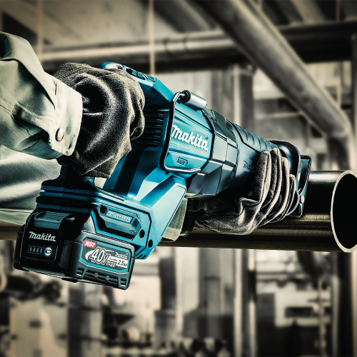 Makita GRJ01M1 Action Shot 2 (pipe cutting) - Thumbnail