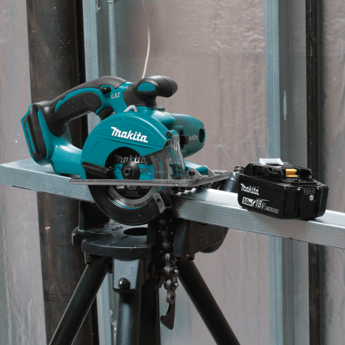 Makita XSC01T Beauty Shot 2 - Thumbnail