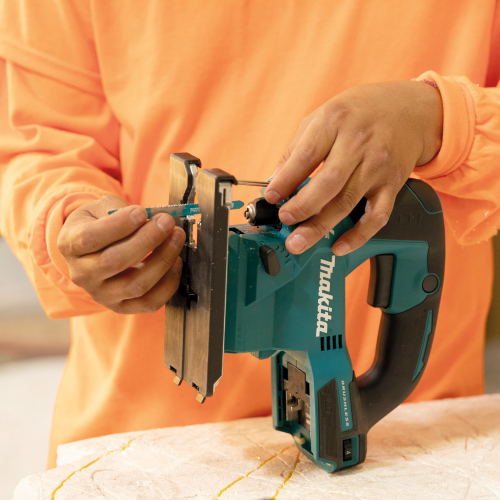Makita XVJ04Z Feature Shot (tool-less blade change) - Thumbnail
